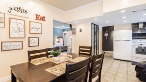 A dining area with a wooden table, chairs, and a kitchen in the background. - Cozy 2 bedroom apartment in Las Vegas (Las Vegas)