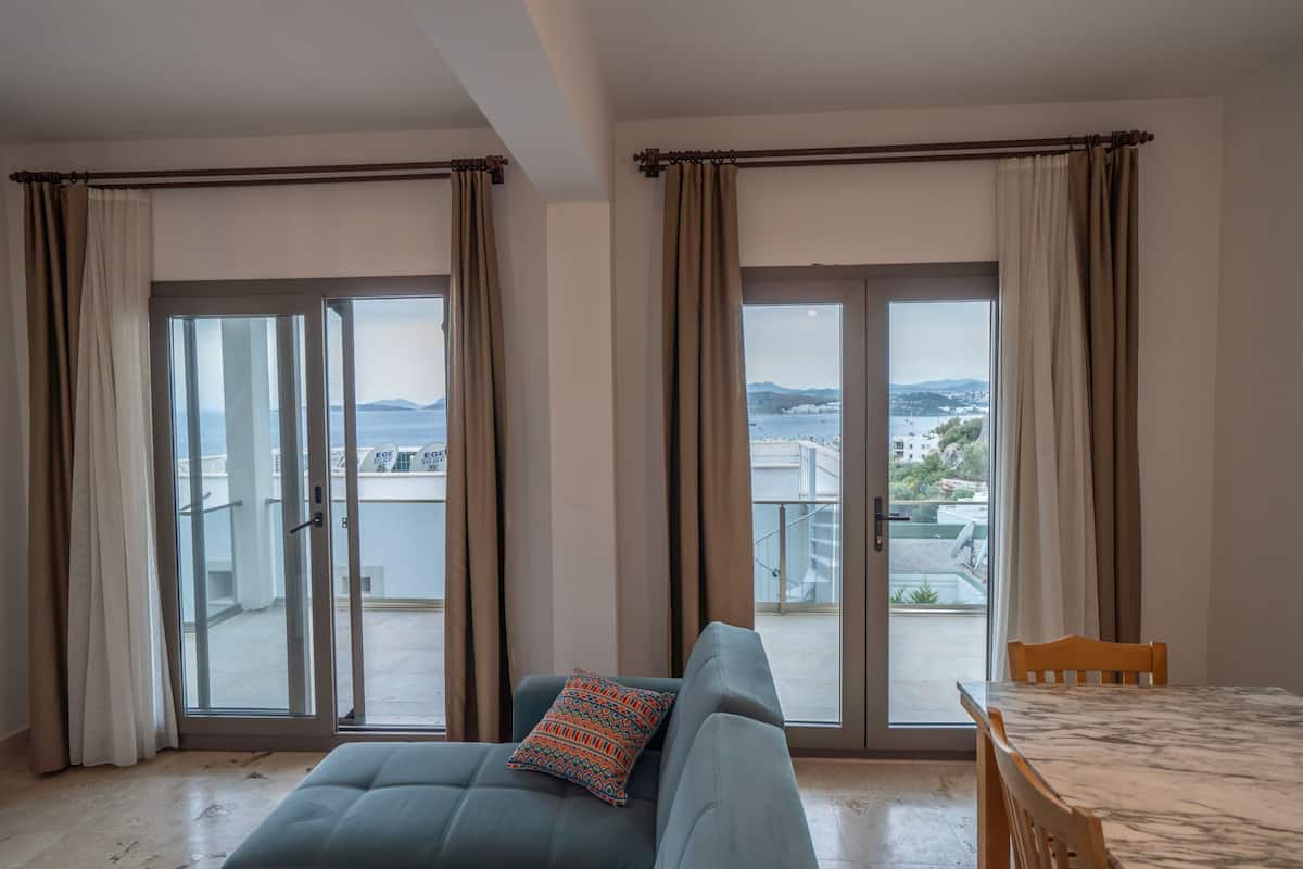 Departamento, 2 habitaciones, vista al mar | Área de sala de estar | Televisión