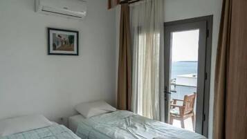 Iron/ironing board, free WiFi, bed sheets