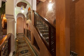 المنشأة من الداخل