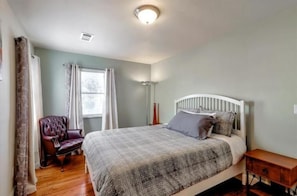 2 habitaciones, escritorio, tabla de planchar con plancha y wifi gratis 