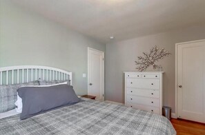 2 habitaciones, escritorio, tabla de planchar con plancha y wifi gratis 