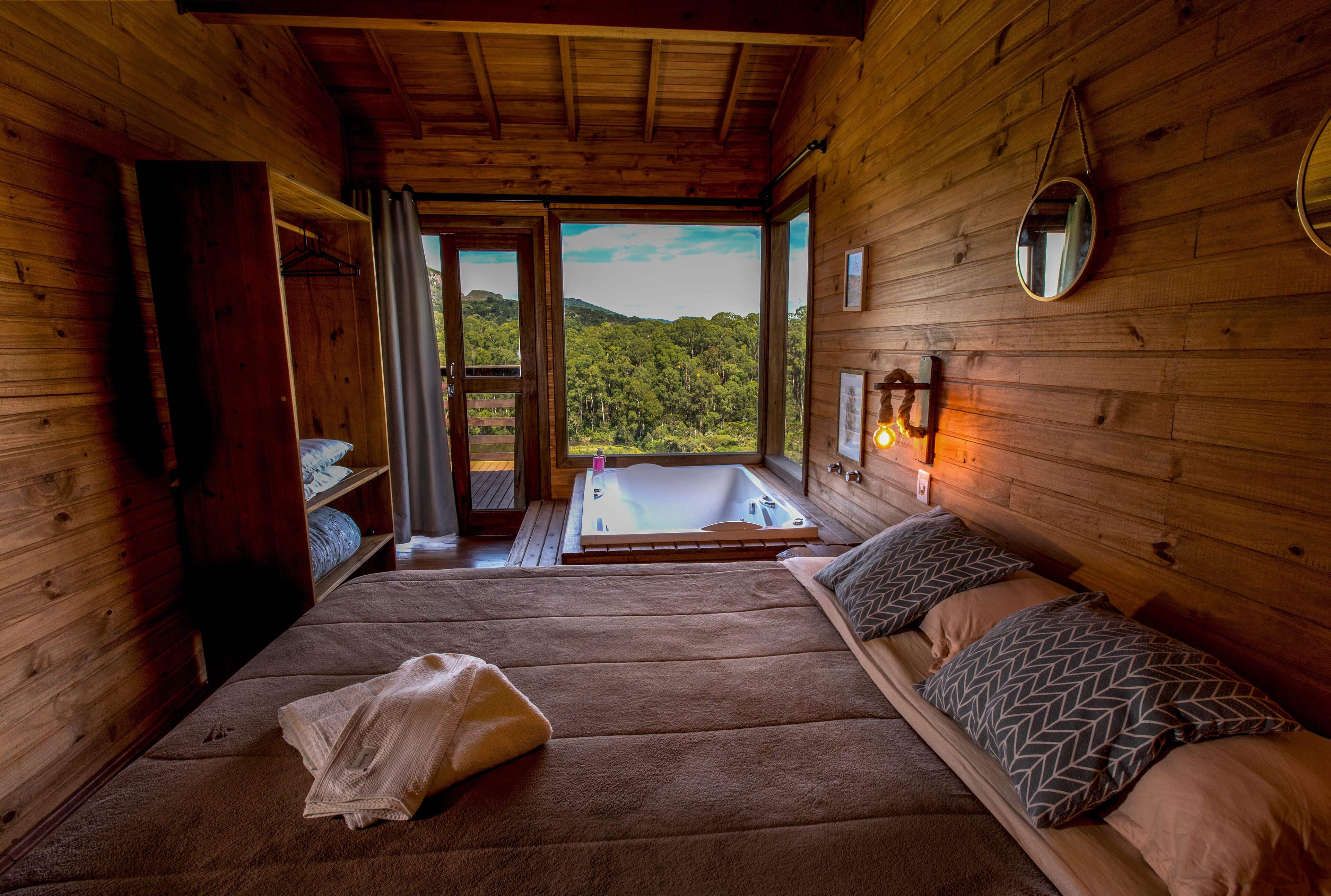 Chalé superluxo | Frigobar, Wi-Fi de cortesia, roupa de cama