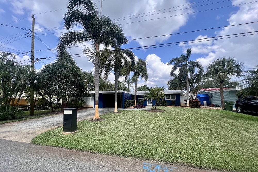 3 Bedroom Retreat with Dock and Jacuzzi, Minutes from Hard Rock Hotel and Casino