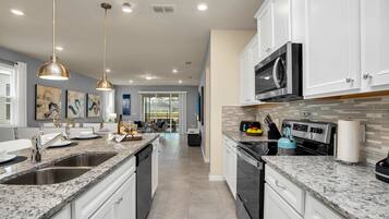 House (Multiple Bedrooms) | Private kitchen | Microwave, oven, stovetop, dishwasher