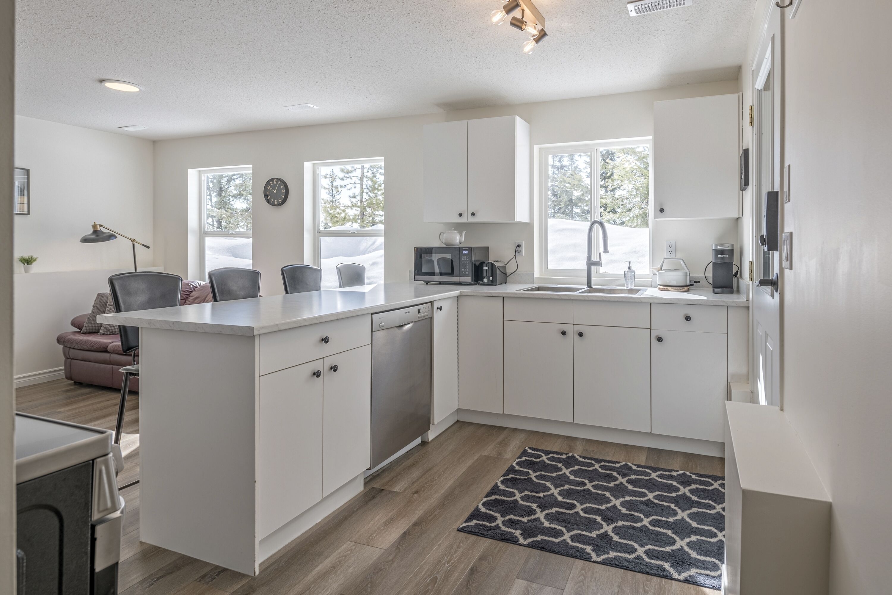 Big Bright 1 Bedroom Plus Private Den Very Modern Suite w Private Hot Tub