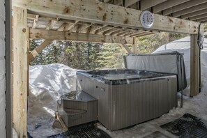 Outdoor spa tub - Bright 1 Bedroom Plus Private Den - modern suite with BBQ, pet friendly!  (Silver Star Mountain)