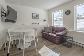 Smart TV, fireplace - Bright 1 Bedroom Plus Private Den - modern suite with BBQ, pet friendly!  (Silver Star Mountain)