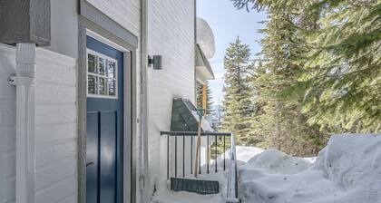 Bright 1 Bedroom Plus Private Den - modern suite with BBQ, pet friendly!