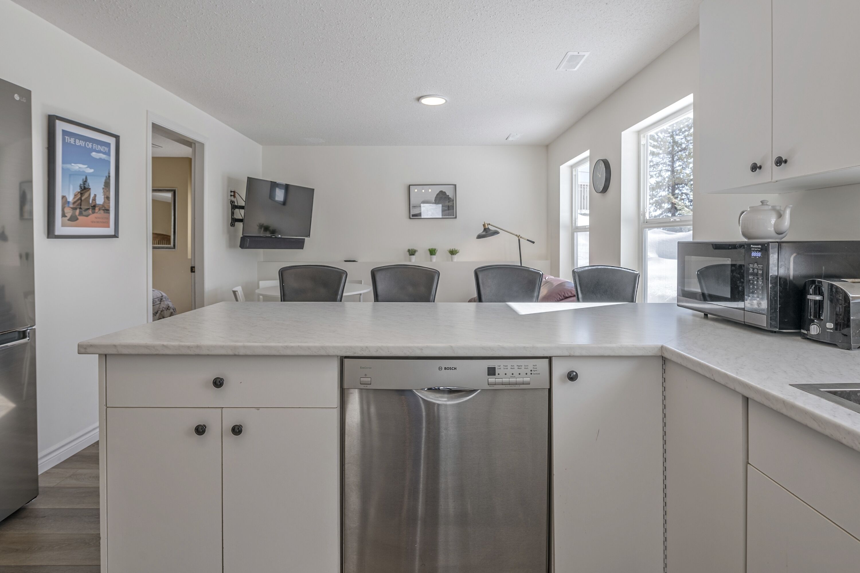 Big Bright 1 Bedroom Plus Private Den Very Modern Suite w Private Hot Tub