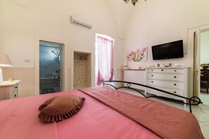 2 slaapkamers, een kluis op de kamer, een strijkplank/strijkijzer
