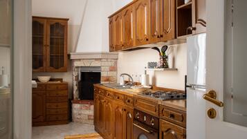 Frigorifero, microonde, forno, piano cottura