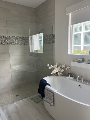 Shower, hair dryer, towels, soap - The Isles of Collier Preserve, Naples - close to 5th Ave and beaches downtown. (Naples)