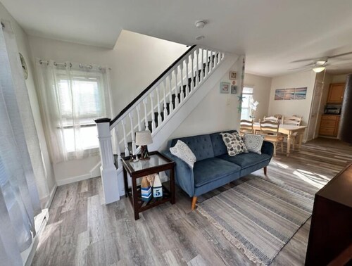 2BR Cottage 3 blocks to the beach- walking distance to everything in town