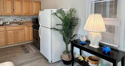 2BR Cottage 3 blocks to the beach- walking distance to everything in town