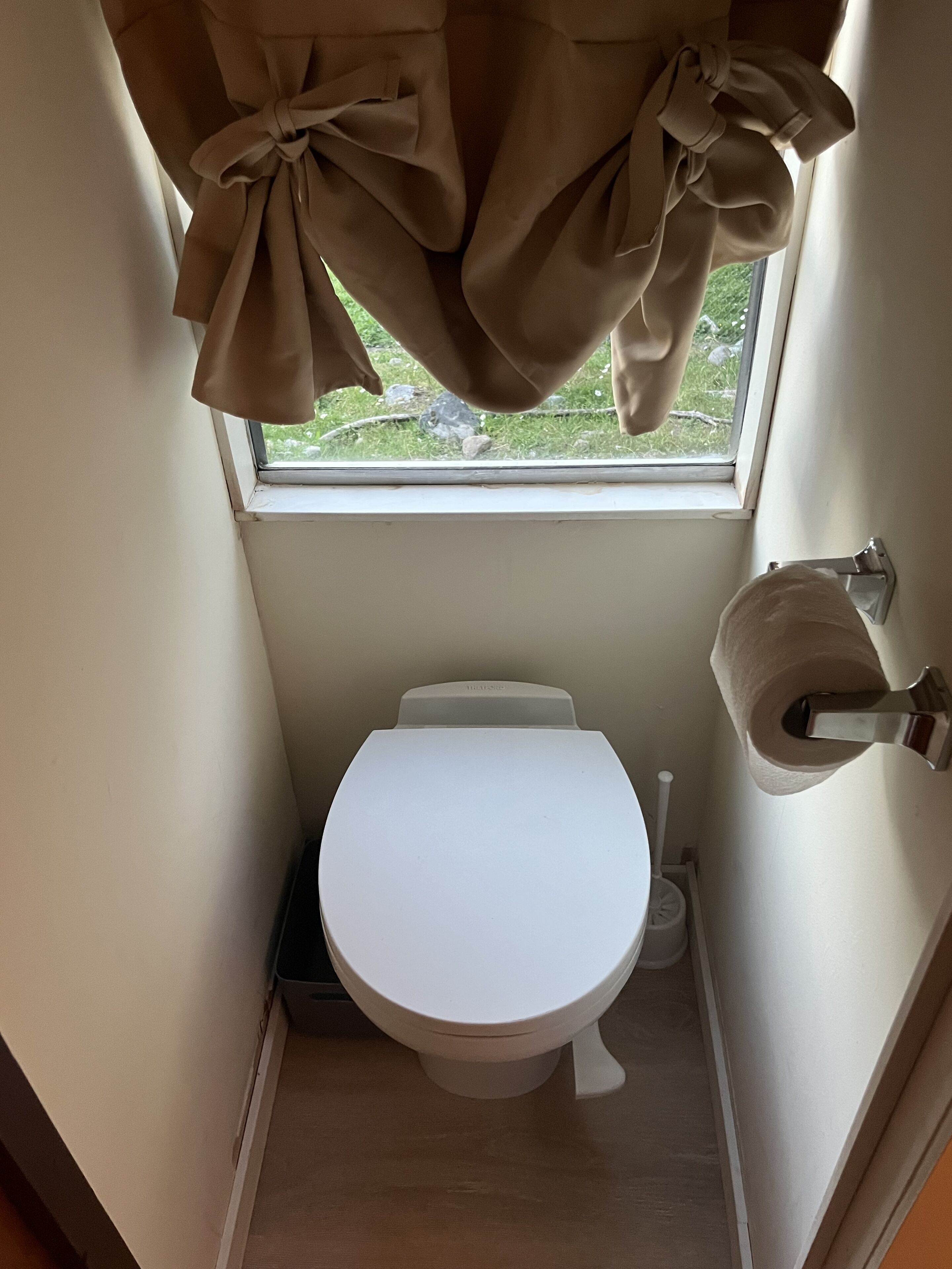 Bee Haven Bus at the RMR Farmstead with hot tub 