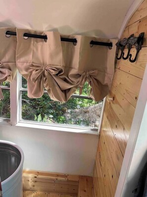 Een haardroger, handdoeken, zeep, toiletpapier