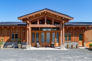 Exterior - The Summit Room suite  – Breathtaking Fjord View at the Summit House. (Malahat)