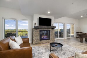 Smart TV, fireplace, video games - Luxury Escape: Pool Table + Hot Tub + Lazy River (Kimberling City)