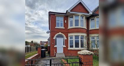 Lovely, Large 3 - Bedroom House in Preston