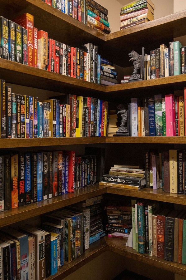 Una estantería llena de libros diversos.