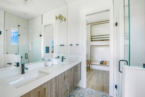 Combined shower/bathtub, towels - Mariner's Crossing – Luxury Escape w/ Rooftop Deck, Pool, Spa & Game Room (Bradenton Beach)