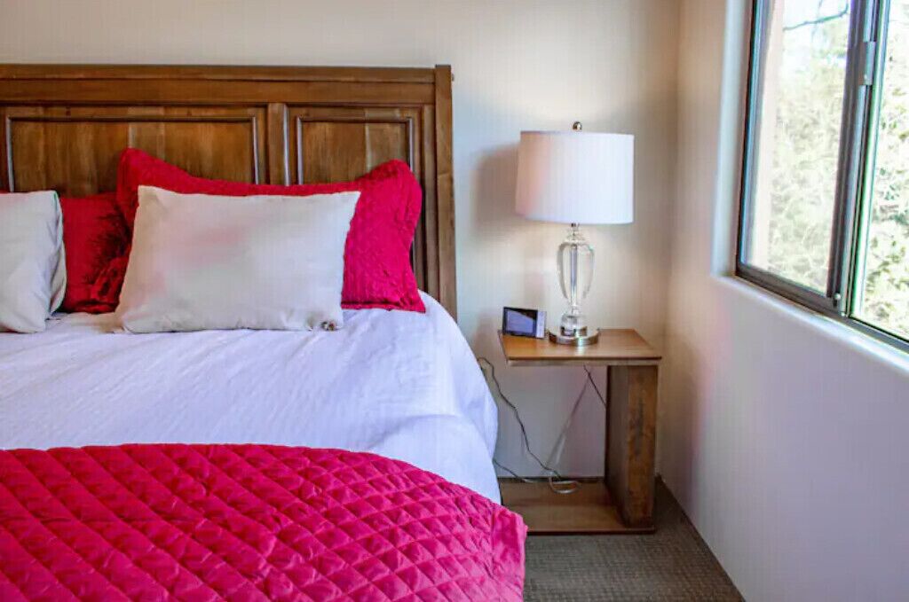 Classic style w/great location near to restaurants, hikes and grocery stores.