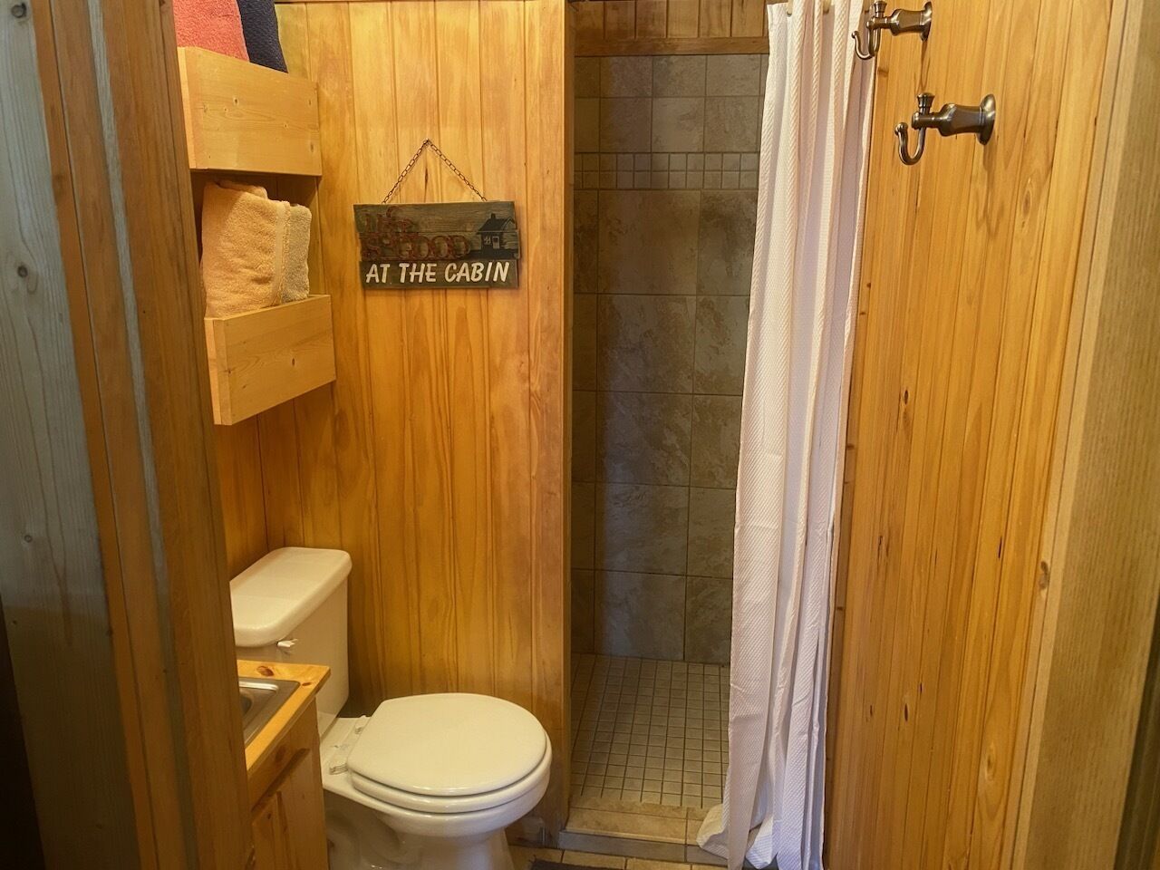 Haartrockner, Handtücher, Seife, Toilettenpapier