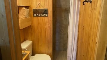 Secador de pelo, toallas, jabón, papel higiénico