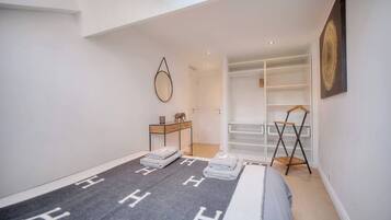 3 slaapkamers, een bureau, een strijkplank/strijkijzer, reisbedje