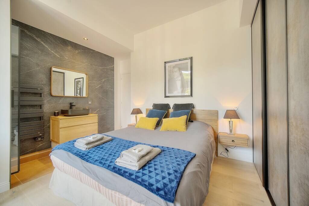 3 slaapkamers, een bureau, een strijkplank/strijkijzer, reisbedje