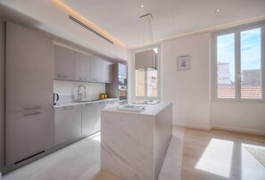 Jääkaappi, mikroaaltouuni, uuni, liesi