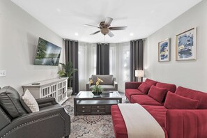 Living area - 5 Bed 3 bath Boston Condo (Boston)