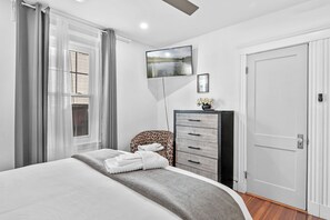 3 bedrooms, WiFi - 5 Bed 3 bath Boston Condo (Boston)