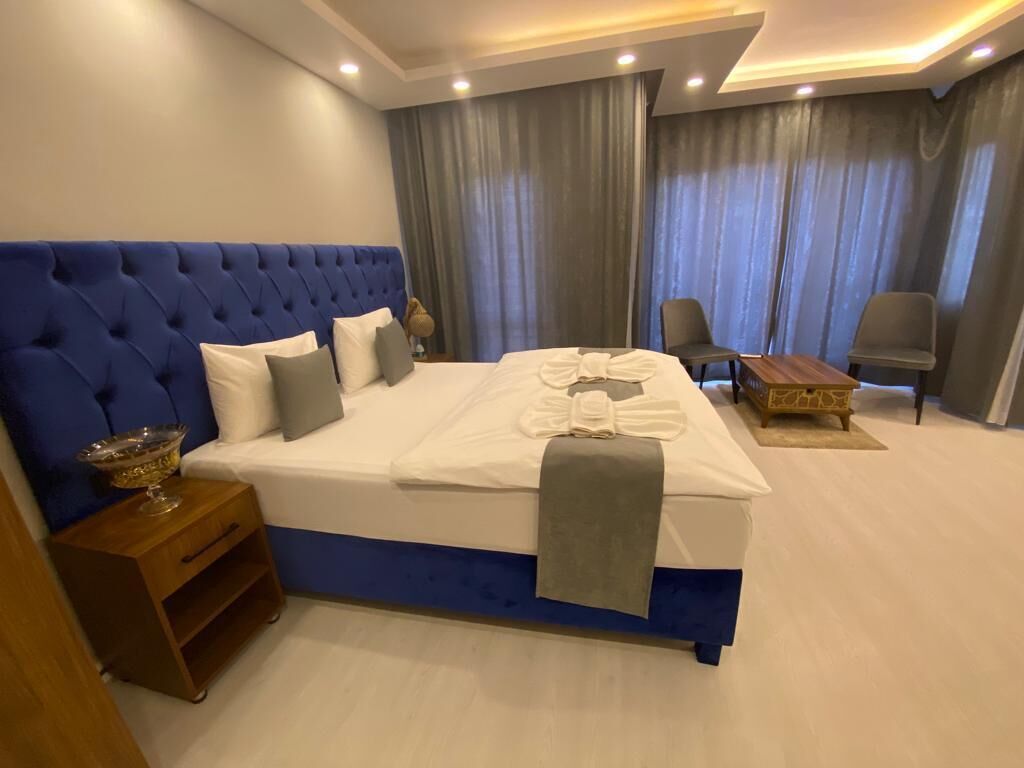 客房內保險箱、布置獨特、書桌、筆電工作空間