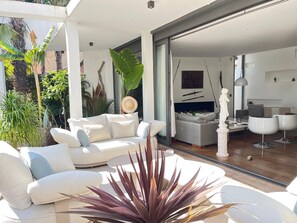 Terrace/patio - Sublime architect-designed villa close to Fréjus & Saint Raphaël beaches. (Fréjus)