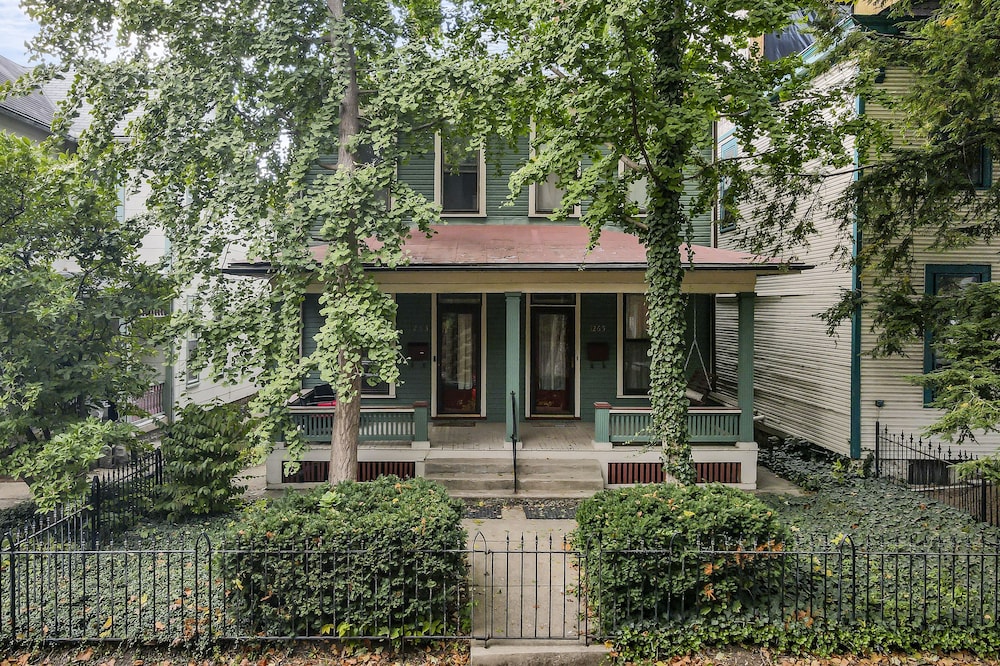 Short North Escape/ Free Parking/Cozy Backyard