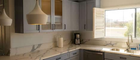 Een koelkast, een microgolfoven, een oven, een kookplaat