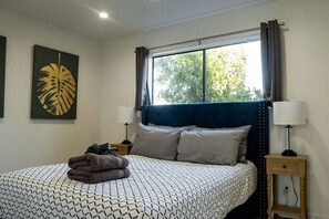 5 chambres, bureau, fer et planche à repasser, lit de bébé portatif