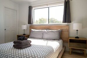 5 chambres, bureau, fer et planche à repasser, lit parapluie