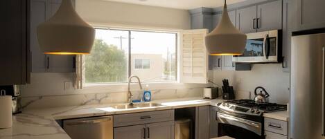 Réfrigérateur, four à micro-ondes, un four, surface de cuisson