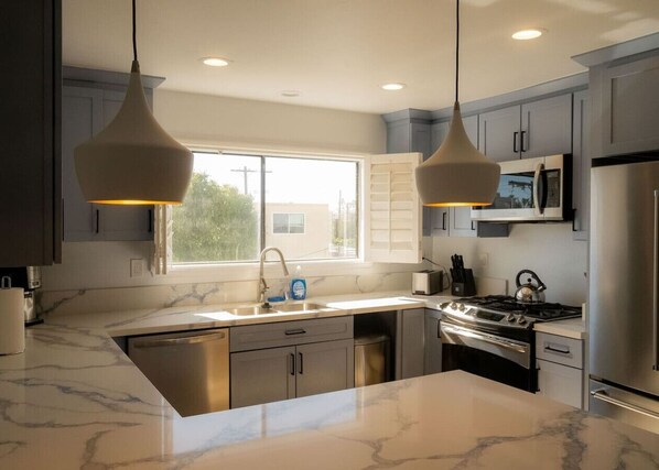 Réfrigérateur, four à micro-ondes, un four, surface de cuisson