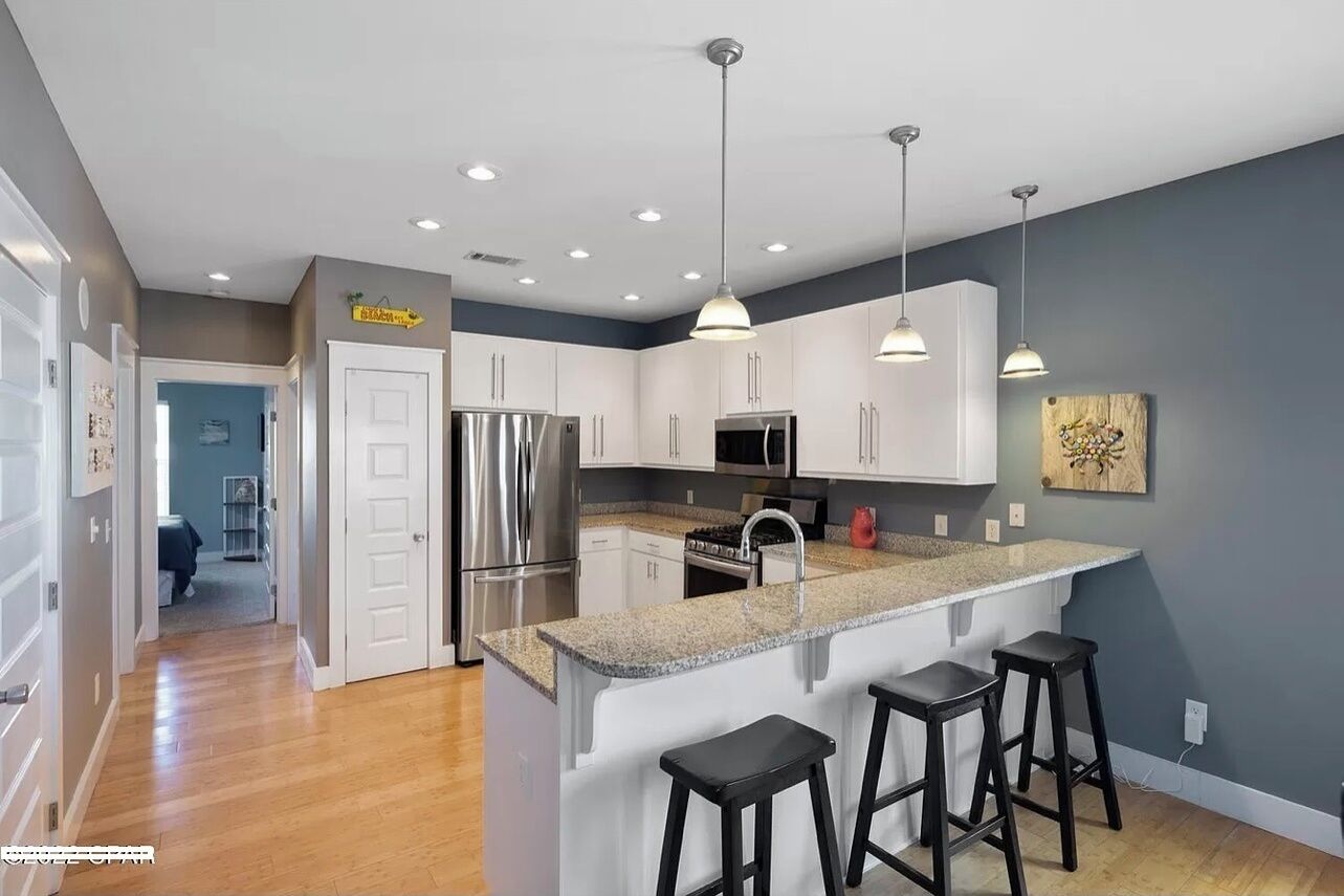 Réfrigérateur, four à micro-ondes, un four, surface de cuisson