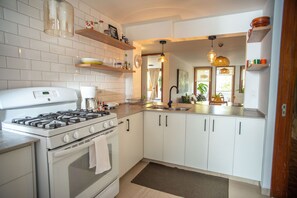 Fridge, microwave, oven, stovetop - Brown Vinyl Apt - Alamos (Cochabamba)