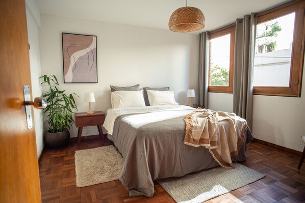 2 habitaciones, escritorio, tabla de planchar con plancha y wifi 