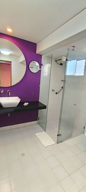 Quarto clássico, 1 cama de casal | Banheiro | Chuveiro, chuveiro com efeito de chuva, produtos de toalete grátis 
