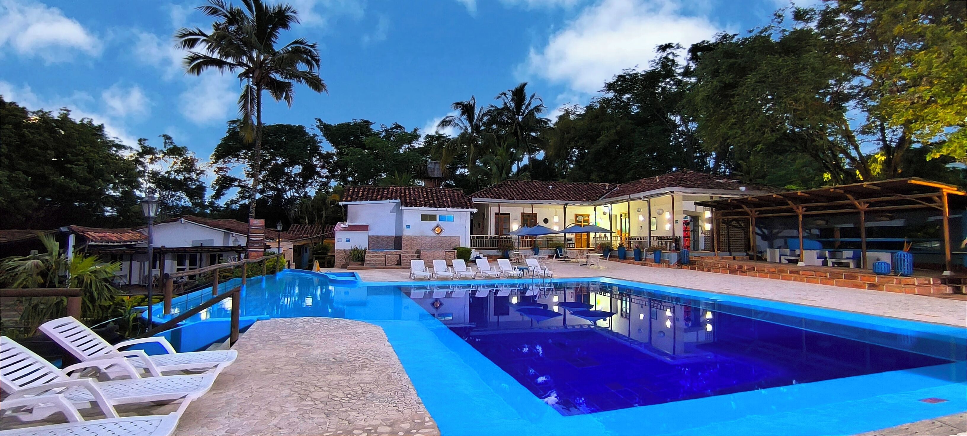 2 piscinas al aire libre