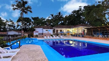 2 piscinas al aire libre