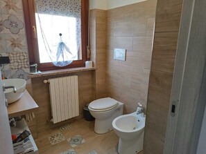 Shower, bidet, towels, soap - Jacaranda apartment (Piemonte)