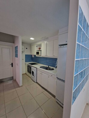 Geladeira, fogão, cooktop, chaleira elétrica